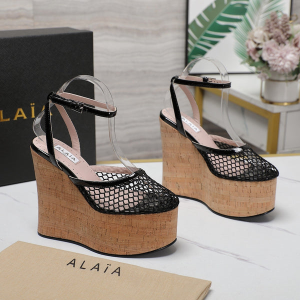 SANDALO ALAIA CON ZEPPA IN RETE NERA E GOMMA BEIGE