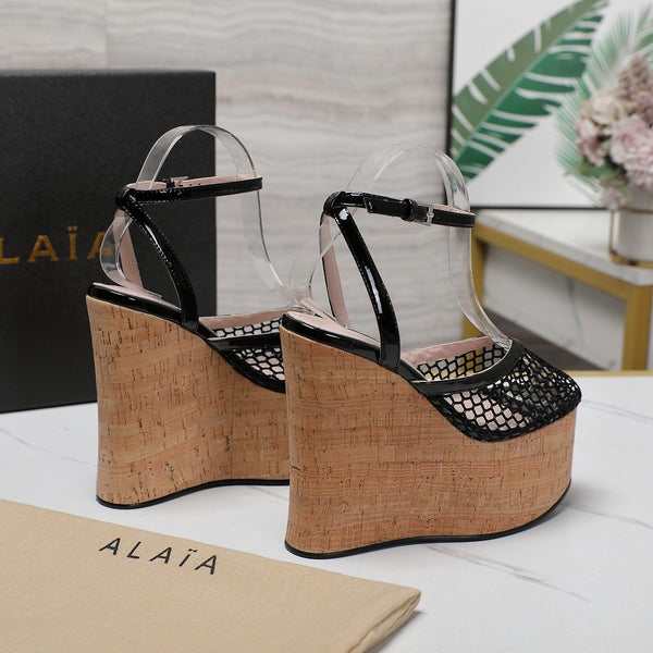 SANDALO ALAIA CON ZEPPA IN RETE NERA E GOMMA BEIGE