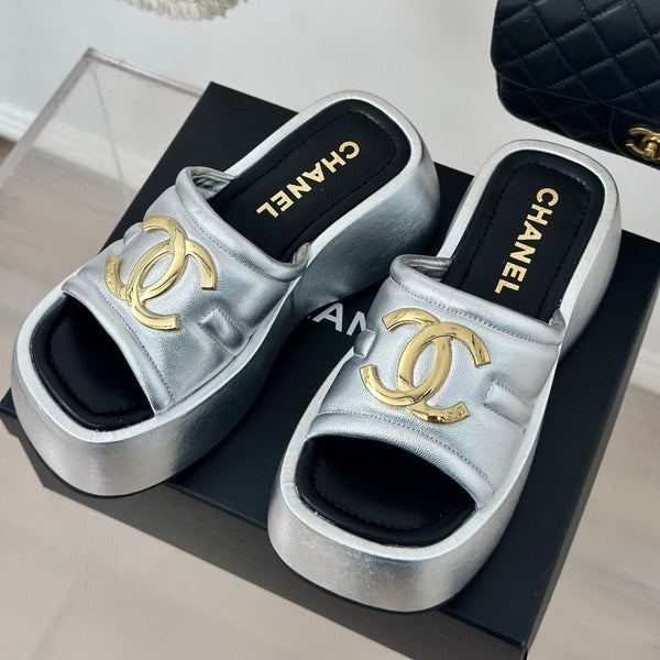 Ciabatte con plateau Double C grandi color argento