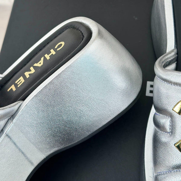 Ciabatte con plateau Double C grandi color argento