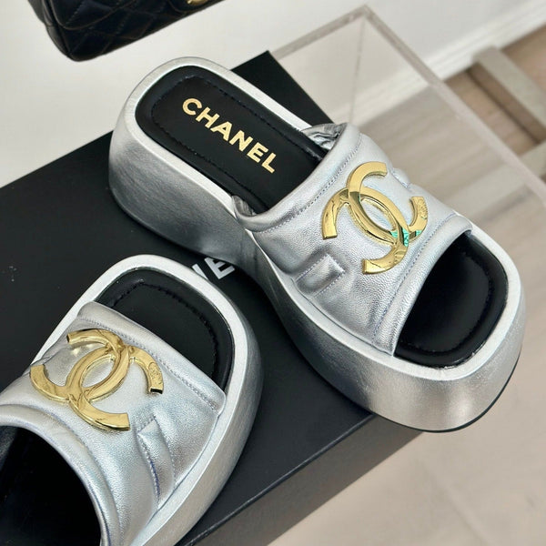 Ciabatte con plateau Double C grandi color argento