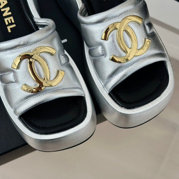 Ciabatte con plateau Double C grandi color argento