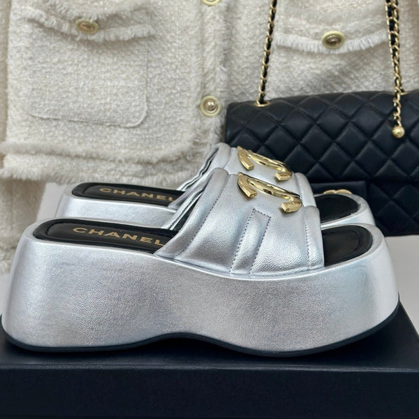 Ciabatte con plateau Double C grandi color argento