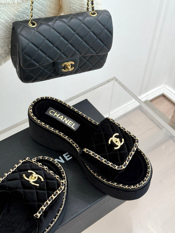 THICK-SOLED CHAIN HEART SLIPPER IN BLACK VELVET