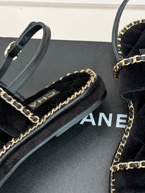 SANDALO PIATTA CON CUORE E CATENA IN VELLUTO NERO