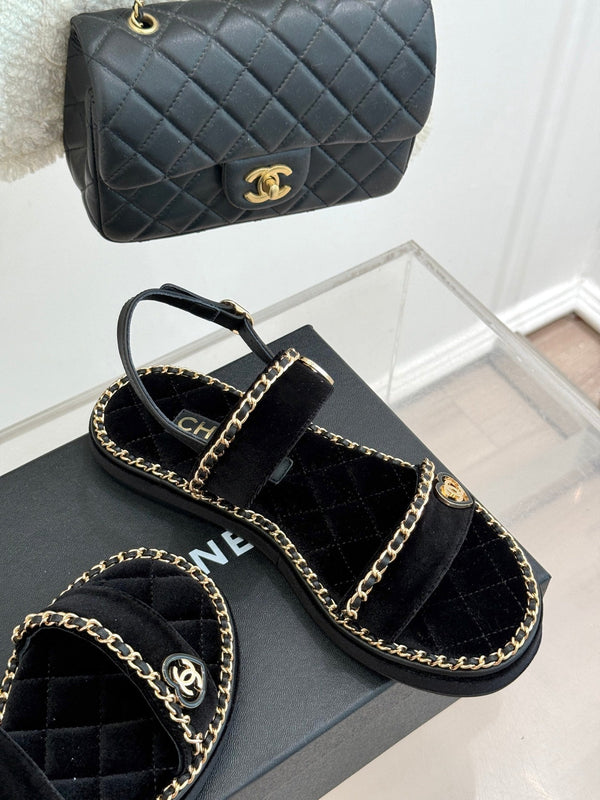 SANDALO PIATTA CON CUORE E CATENA IN VELLUTO NERO