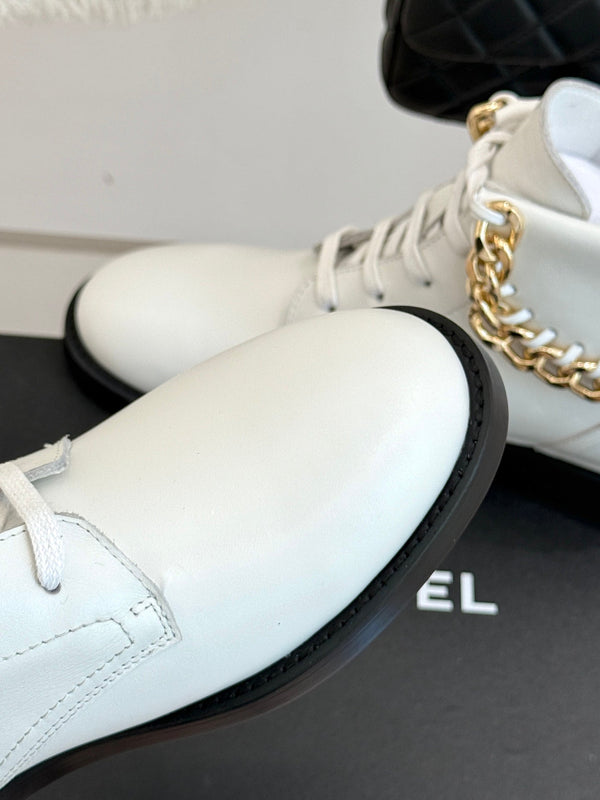 CC Classic Large Chain Martin Booots White Sheepskin 404670