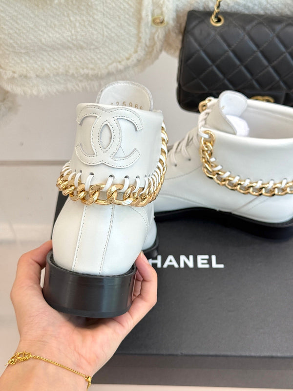 CC Classic Large Chain Martin Booots White Sheepskin 404670