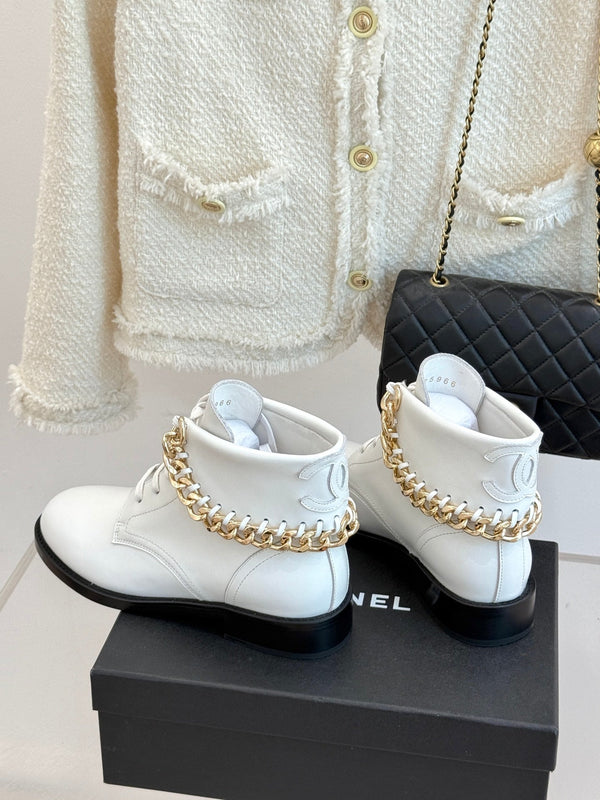 CC Classic Large Chain Martin Booots White Sheepskin 404670