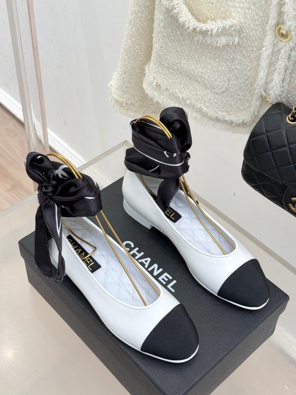 CC 26C Double C Ruban Ballerines Plates Noir Blanc Tissu Peau de Veau 557537