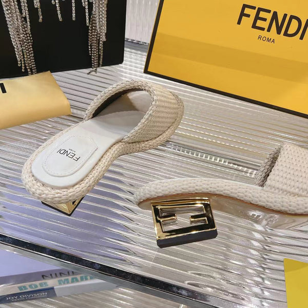 CIABATTE FENDI BAGUETTE DA DONNA IN RAFIA BEIGE