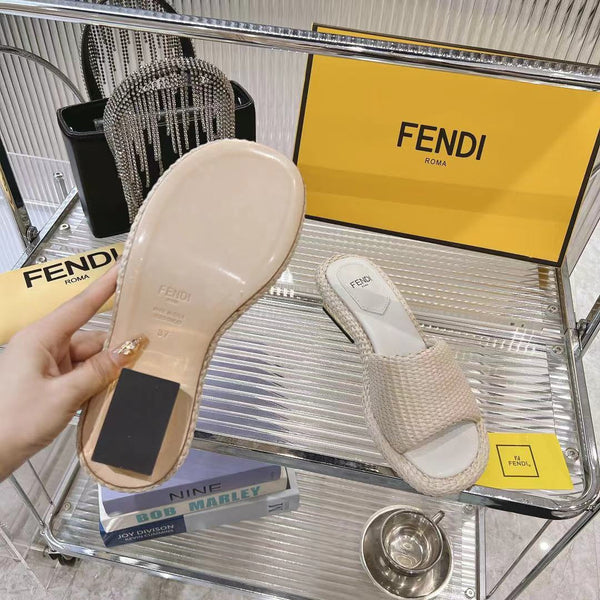 CIABATTE FENDI BAGUETTE DA DONNA IN RAFIA BEIGE