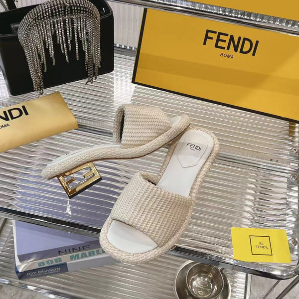 CIABATTE FENDI BAGUETTE DA DONNA IN RAFIA BEIGE