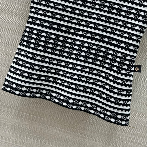 LV 25 Geometric Wave Pattern Round Neck Knitted T- Shirt Black Wool