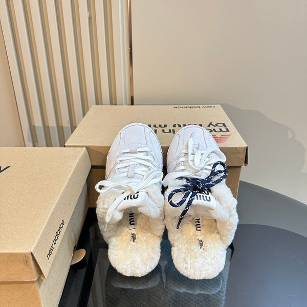 Miu x Balance 530 SL Mule in pelle scamosciata bianca