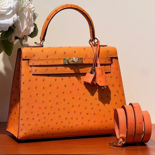 BORSA KELLY SELLIER 25 IN PELLE DI STRUZZO ARANCIONE FUOCO CON FERRAMENTA ORO (FATTA SU ORDINAZIONE)