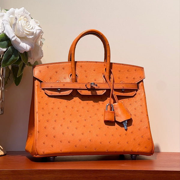 BORSA KELLY SELLIER 25 IN PELLE DI STRUZZO ARANCIONE FUOCO CON FERRAMENTA ARGENTO (FATTA SU MISURA PER ORDINE)