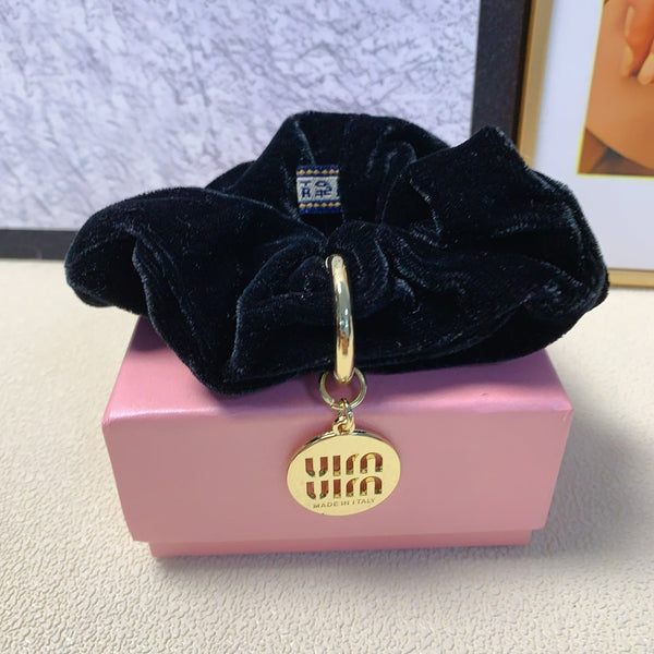 BLACK VELVET SCRUNCHIE ATTACHED GOLD TAG LOGO 136818