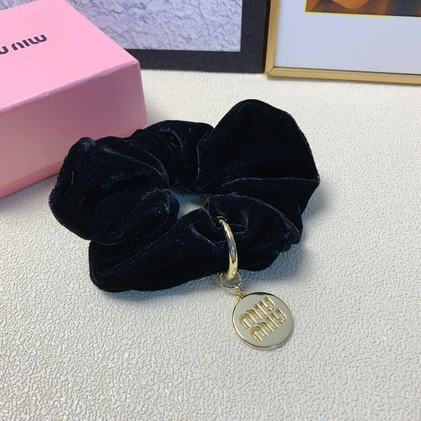 BLACK VELVET SCRUNCHIE ATTACHED GOLD TAG LOGO 136818