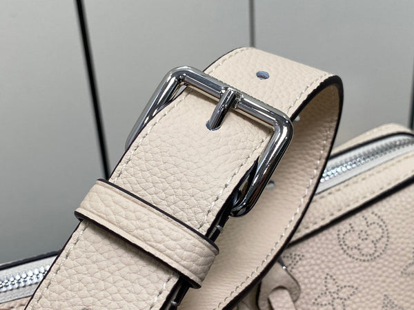 hand it all pm 29cm beige mahina calfskin