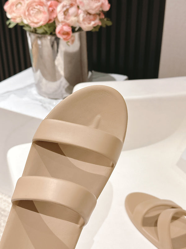 The Row 25s Foam Sandal In Beige Rubber 340609
