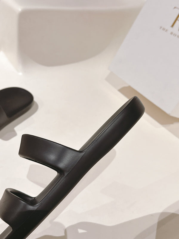 The Row 25s Foam Sandal In Black Rubber 340610