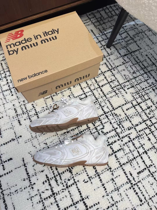 Sneakers Miu Balance 530 SL con fodera in pile, in pelle scamosciata retrò bianca