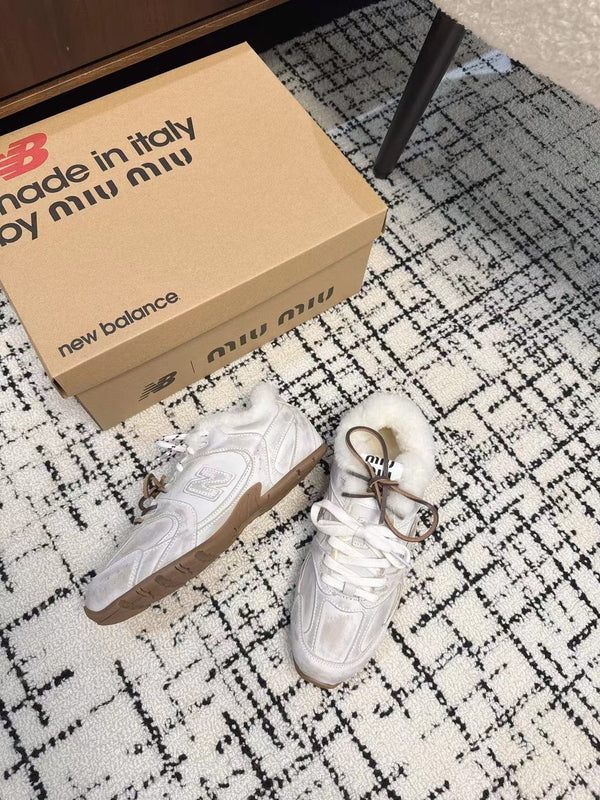 Sneakers Miu Balance 530 SL con fodera in pile, in pelle scamosciata retrò bianca