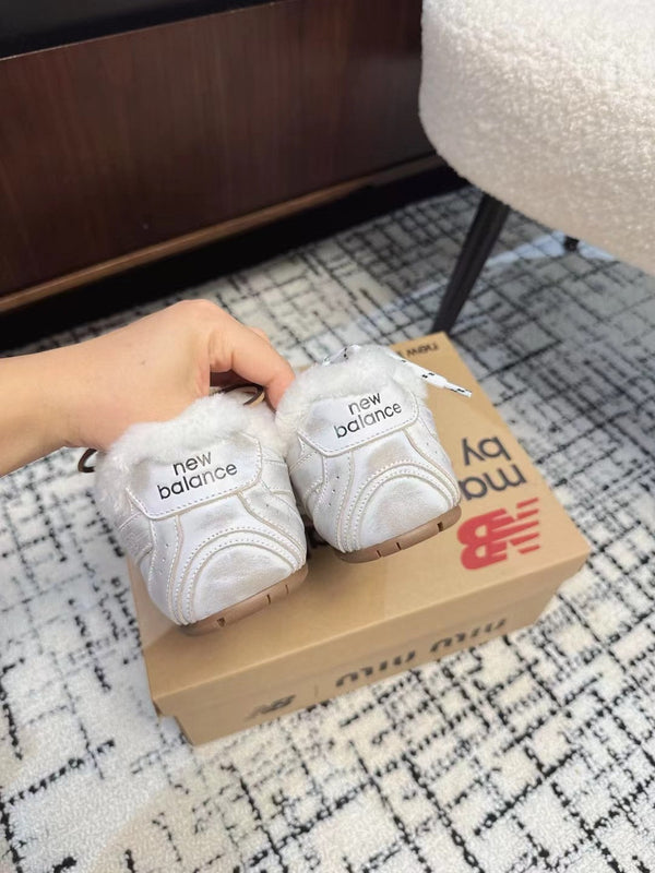 Sneakers Miu Balance 530 SL con fodera in pile, in pelle scamosciata retrò bianca