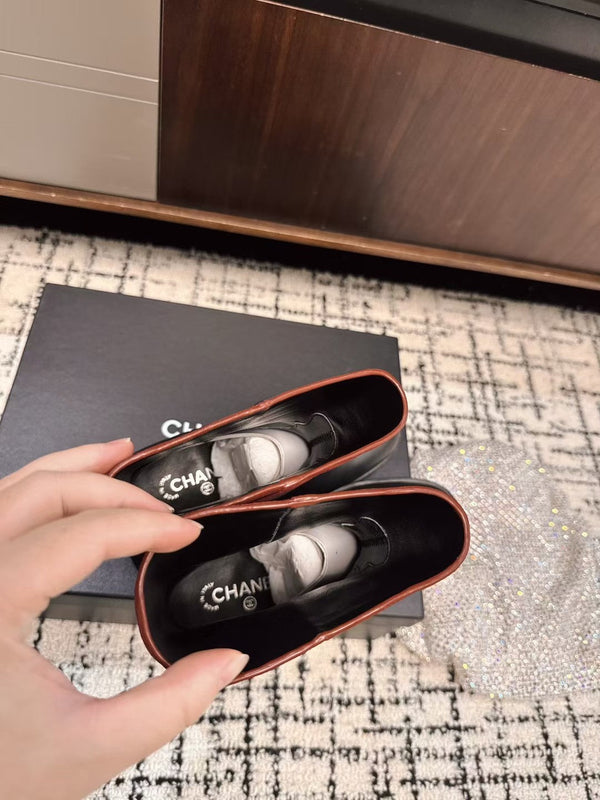 Chanel 25A Stivali invernali nuovi bassi in pelle di vacchetta nera rossa 393514