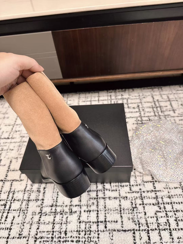 Chanel 25A Stivali invernali nuovi neri in pelle di vacchetta beige 393515