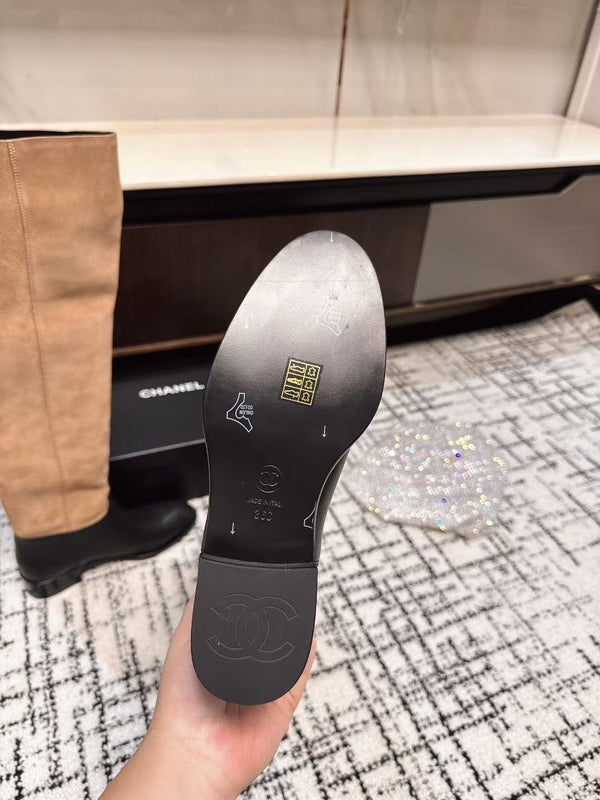 Chanel 25A Stivali invernali nuovi in pelle scamosciata mista nera e marrone 393521