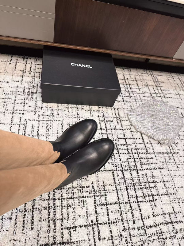 Chanel 25A Stivali invernali nuovi in pelle scamosciata mista nera e marrone 393521