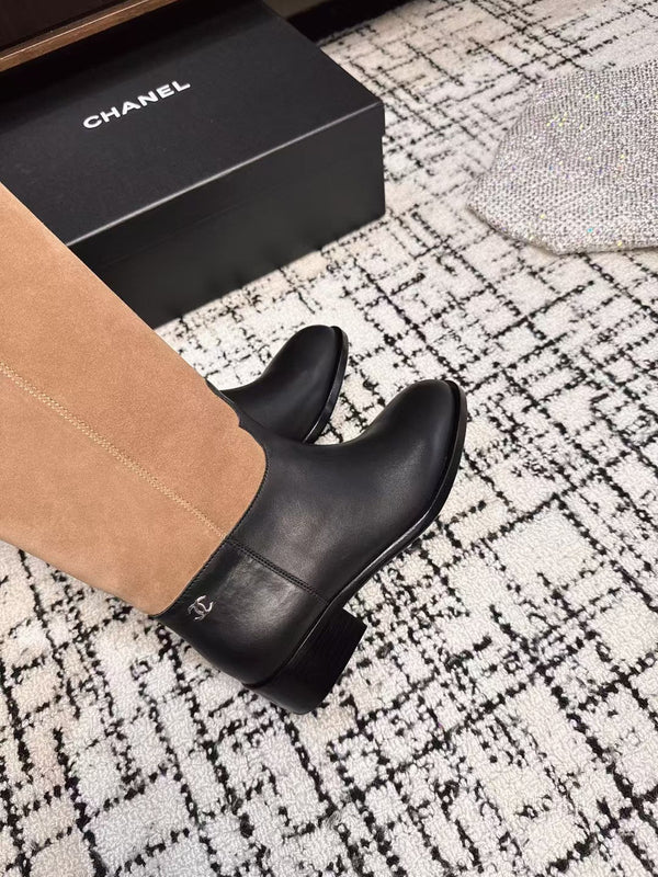 Chanel 25A Stivali invernali nuovi in pelle scamosciata mista nera e marrone 393521