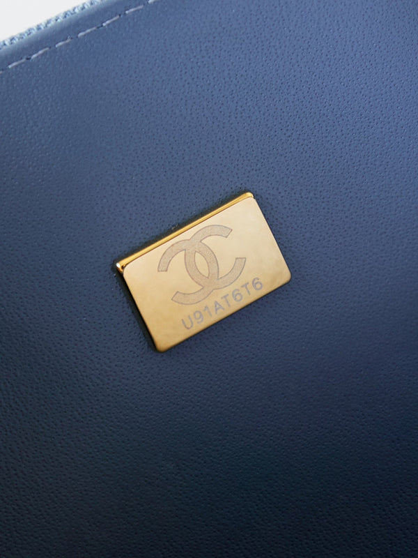 Borsa con patta CC 24K 20 cm con ciondolo multiplo, blu denim, hardware dorato