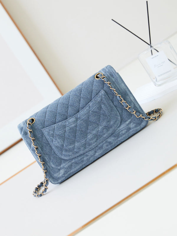 Borsa con patta CC 24K 20 cm con ciondolo multiplo, blu denim, hardware dorato