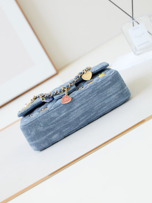 Borsa con patta CC 24K 20 cm con ciondolo multiplo, blu denim, hardware dorato