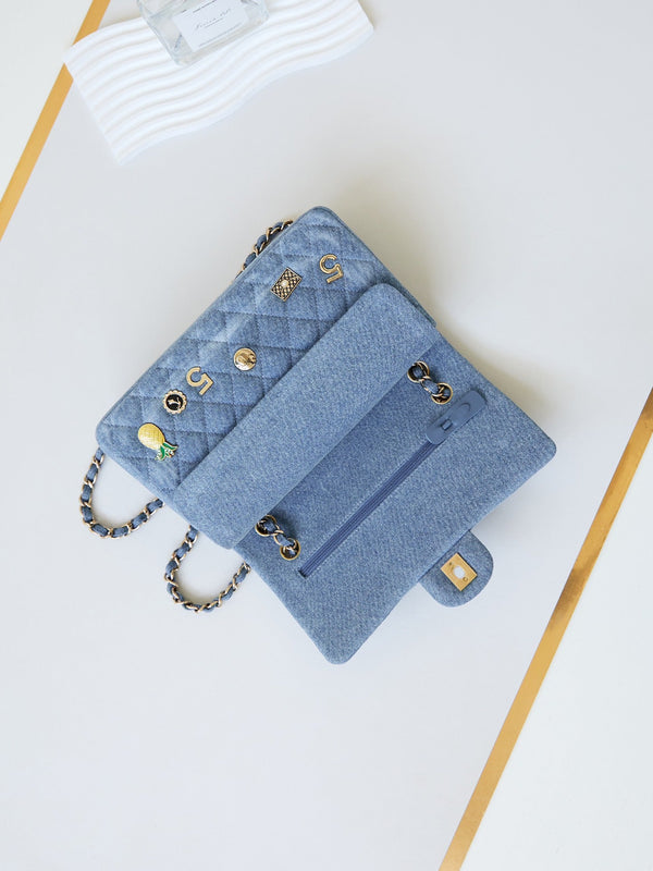 Borsa con patta CC 24K 20 cm con ciondolo multiplo, blu denim, hardware dorato