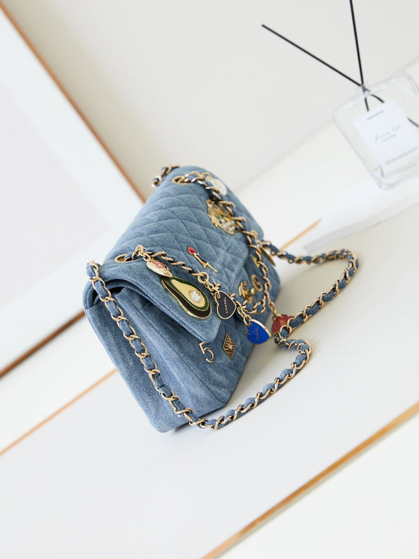 Borsa con patta CC 24K 20 cm con ciondolo multiplo, blu denim, hardware dorato