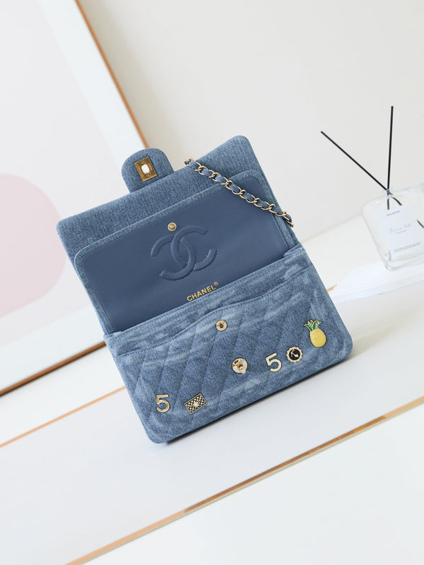 Borsa con patta CC 24K 20 cm con ciondolo multiplo, blu denim, hardware dorato