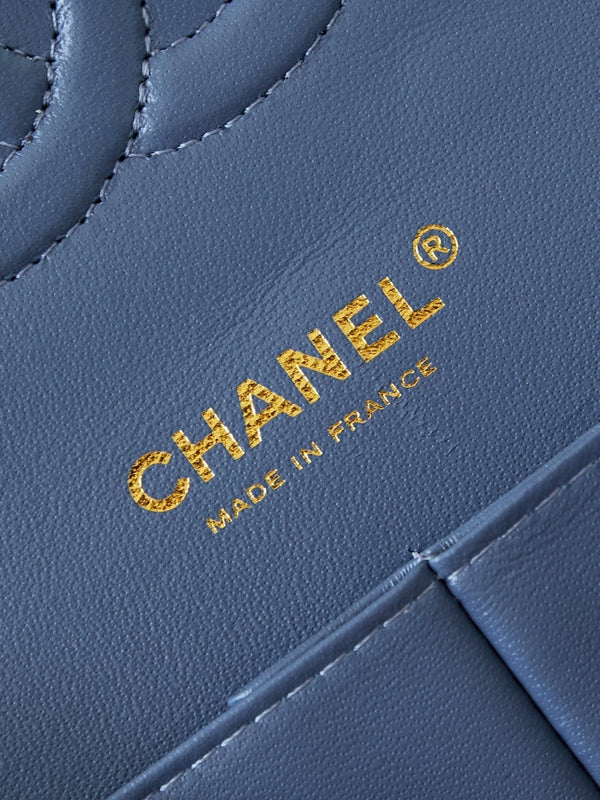 Borsa con patta CC 24K 20 cm con ciondolo multiplo, blu denim, hardware dorato