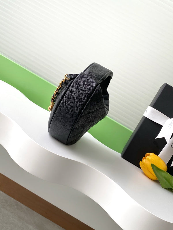 CC 25S Pouch Bag 17cm Black Grained Calfskin Pearl