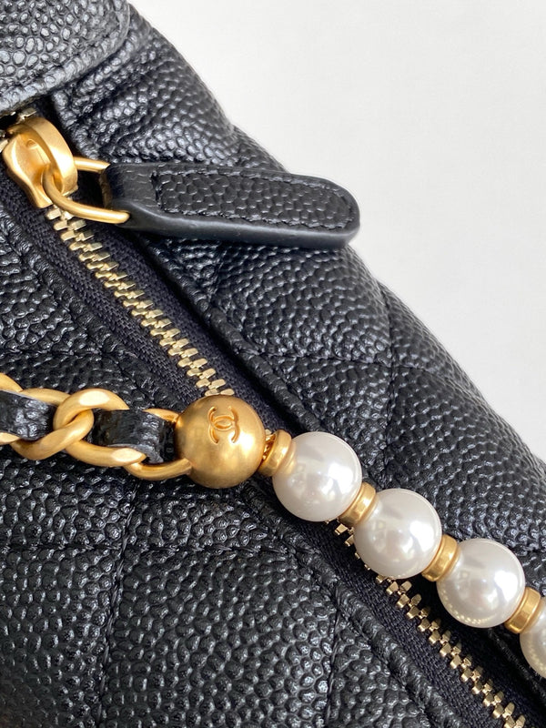 CC 25S Pouch Bag 17cm Black Grained Calfskin Pearl
