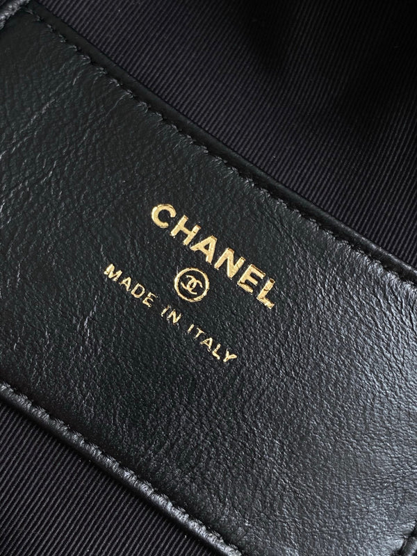 CC 25S Pouch Bag 17cm Black Grained Calfskin Pearl