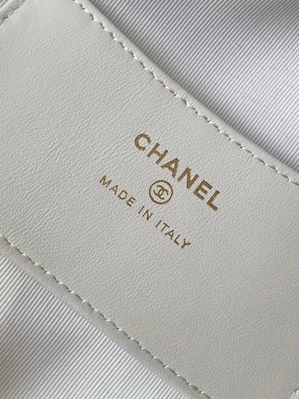 CC 25S Pouch Bag 17cm White Grained Calfskin Pearl