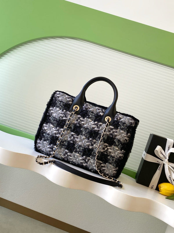 Sac Chanel 2025 en tissu tweed et cuir noir