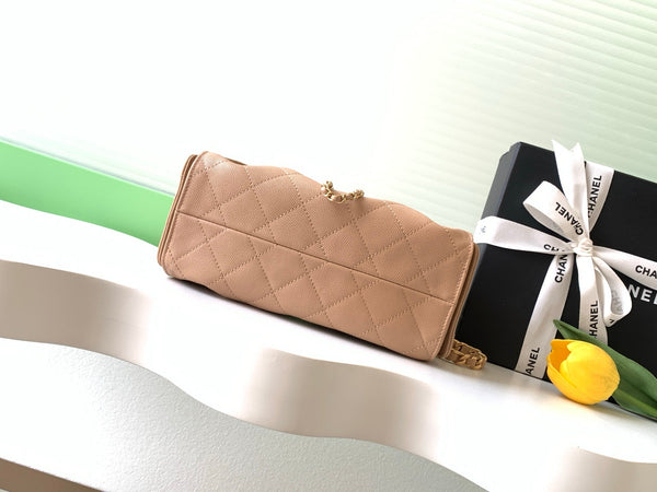 Sac hobo Chanel 22 25S en cuir caviar beige marron avec accastillage doré