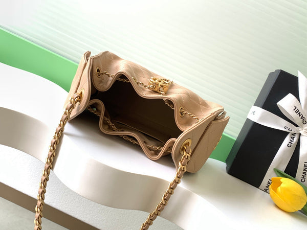 Sac hobo Chanel 22 25S en cuir caviar beige marron avec accastillage doré