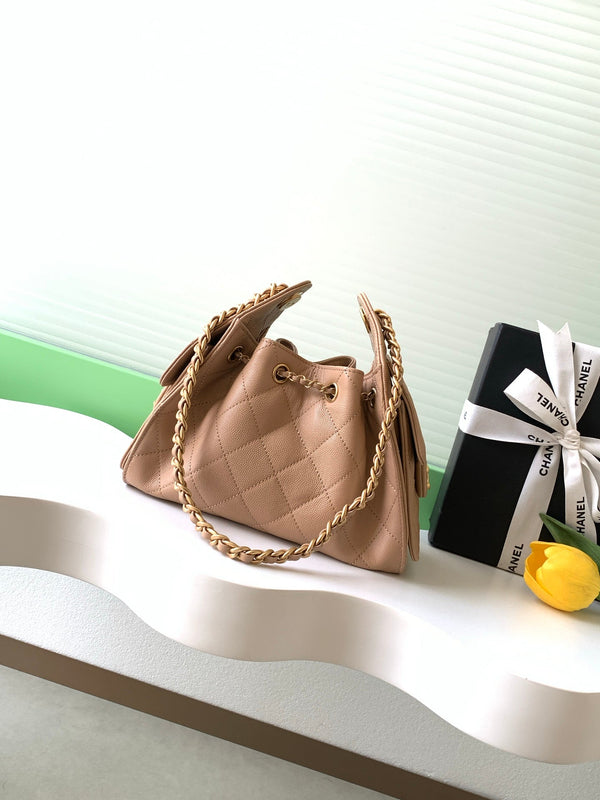 Sac hobo Chanel 22 25S en cuir caviar beige marron avec accastillage doré