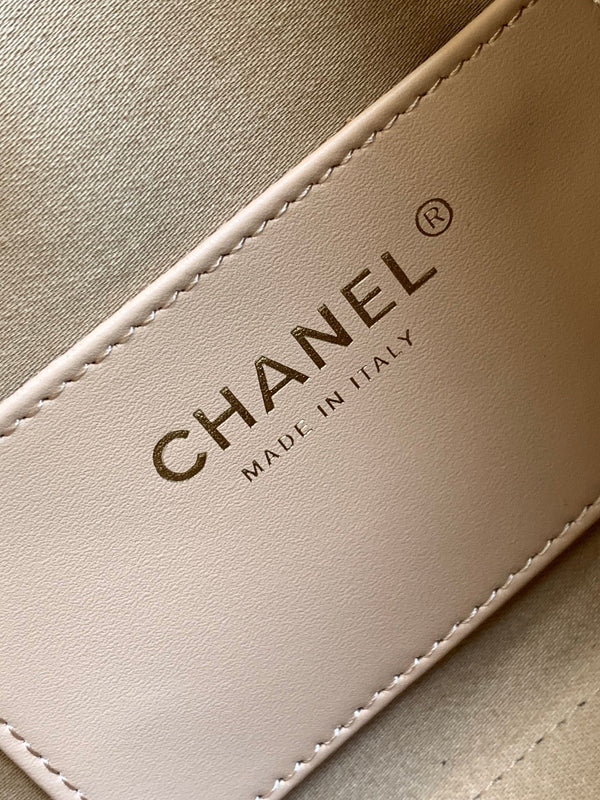 Sac hobo Chanel 22 25S en cuir caviar beige marron avec accastillage doré